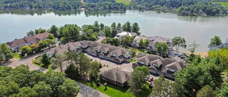 A residential area with houses arranged in a semi-circular pattern around a lake.