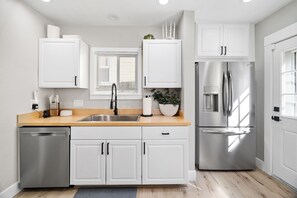 Køleskab, mikrobølgeovn, ovn, kogeplade