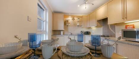 冷蔵庫、電子レンジ、オーブン、コンロ