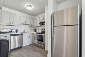 Fridge, microwave, oven, stovetop - Legacy at Imperial Village 1109 I 1 Bed 1 Bath (Ric hmond)
