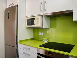 Microwave, oven, dishwasher, coffee/tea maker