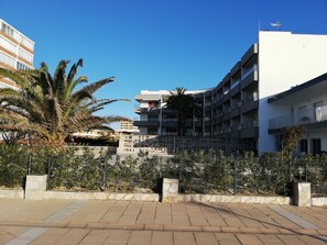 Property grounds - Seafront apartment with terrace and private parking in Roses (Roses)