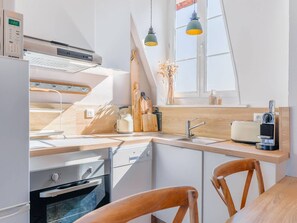 Mikrowelle, Ofen, Geschirrspüler, Wasserkocher mit Kaffee-/Teezubehör