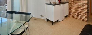 Dining - Charming apartment with seaside balcony, 1 bedroom, WiFi, optional parking (Platja d'Aro)