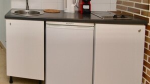 Keittiössä on pesuallas, kahvinkeitin ja astianpesukone.