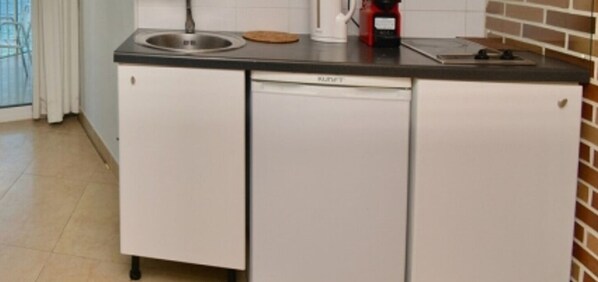 Refrigerador, microondas y cafetera y tetera 