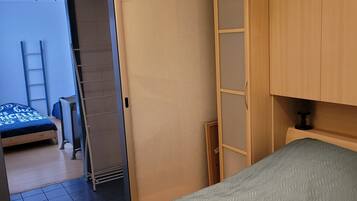 2 slaapkamers, een strijkplank/strijkijzer, reisbedje, gratis wifi