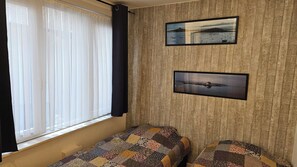 2 dormitorios, tabla de planchar con plancha, cuna de viaje