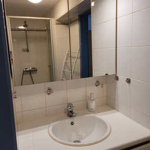 Séchoir à cheveux, papier de toilette