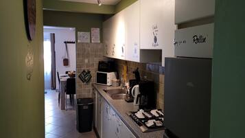 Een magnetron, een oven, een kookplaat, een vaatwasser