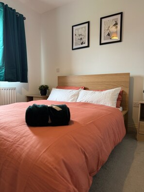 3 Schlafzimmer, Schreibtisch, Bügeleisen/Bügelbrett, Reisekinderbett