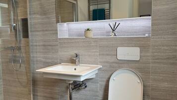 Douche, serviettes fournies, papier toilette