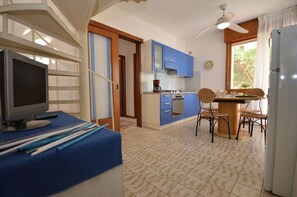 Kühlschrank, Mikrowelle, Herdplatte, Wasserkocher mit Kaffee-/Teezubehör