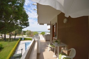 Property grounds - Bright and modern holiday home with shared pool (Bibione)