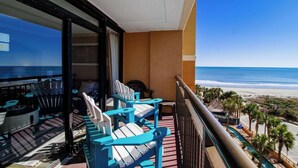 Un balcone con vista sulla spiaggia e sull'oceano.