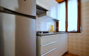 Geladeira, micro-ondas, cooktop, cafeteira/chaleira