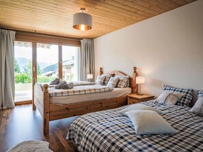 4 bedrooms, travel crib, free WiFi
