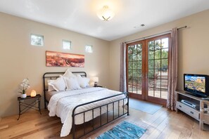 3 habitaciones, escritorio y tabla de planchar con plancha 