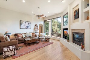Smart TV, chimenea, tenis de mesa y libros 