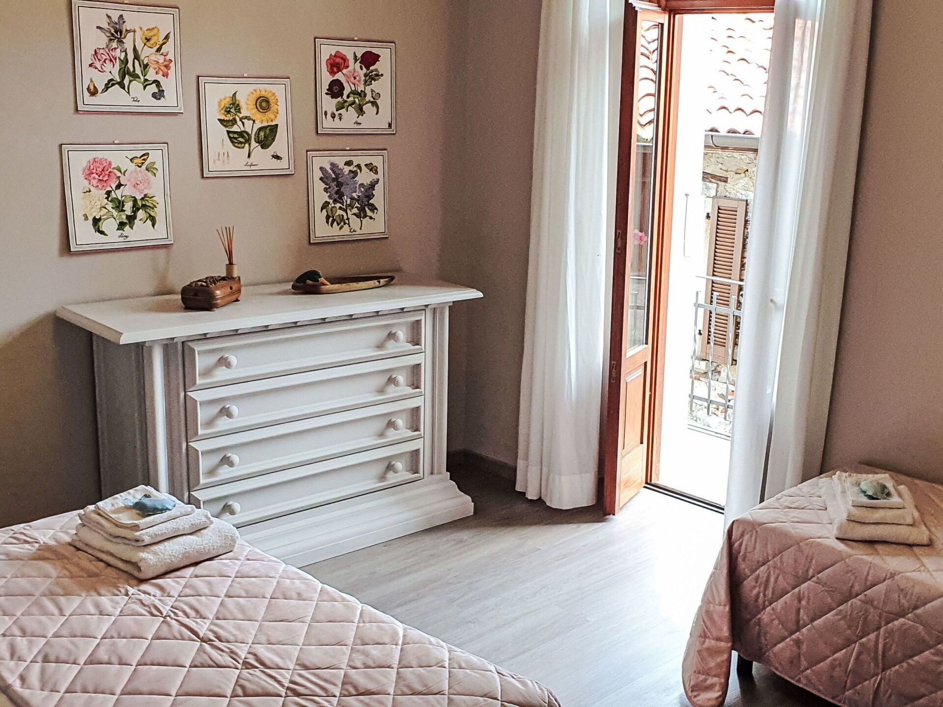 2 Schlafzimmer, Reisekinderbett, kostenloses WLAN, Bettwäsche