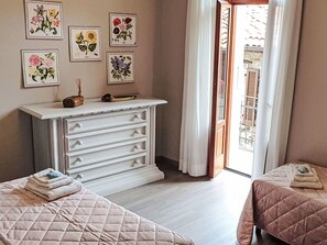 2 bedrooms, travel crib, free WiFi, bed sheets