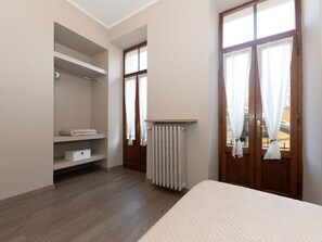 2 bedrooms, travel cot, free WiFi, bed sheets