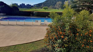 A swimming pool with a tiled deck, surrounded by a fence. - Apartment 2 pers Residence PISCINE Mandelieu La Napoule Beaches 15mn walk (Mandelieu-la-Napoule)