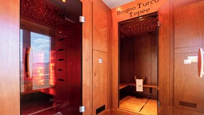A wooden elevator with a sign reading "Bagnio Turquoise". - Lual Bleisure Hotel  (Pofi)