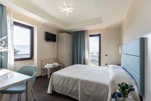 高級雙人或雙床房 | 房內夾萬、書桌、手提電腦工作空間、隔音