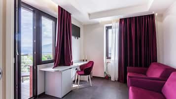 Suite estudio junior | Caja de seguridad en la habitación y escritorio