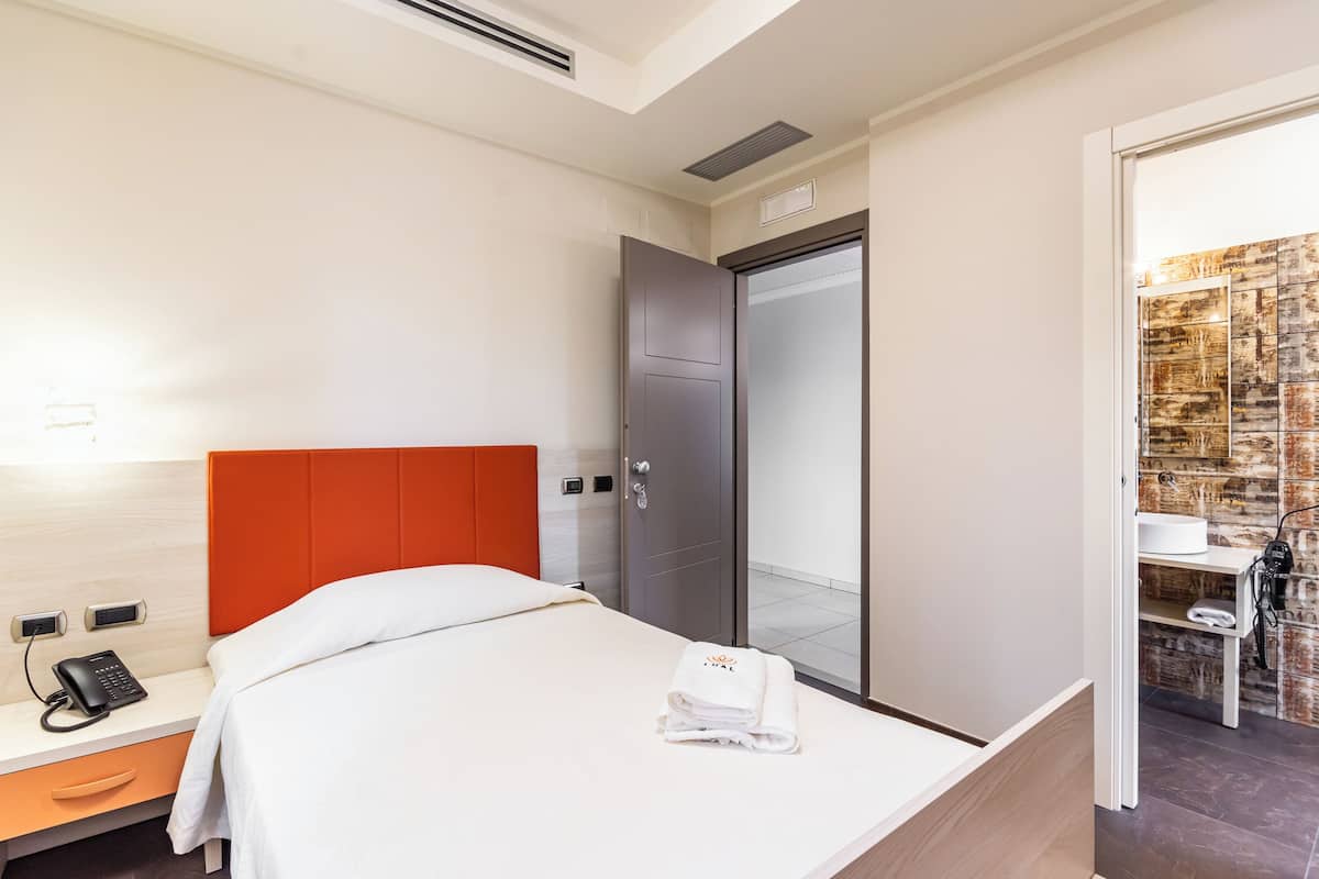 Caja de seguridad en la habitación y escritorio