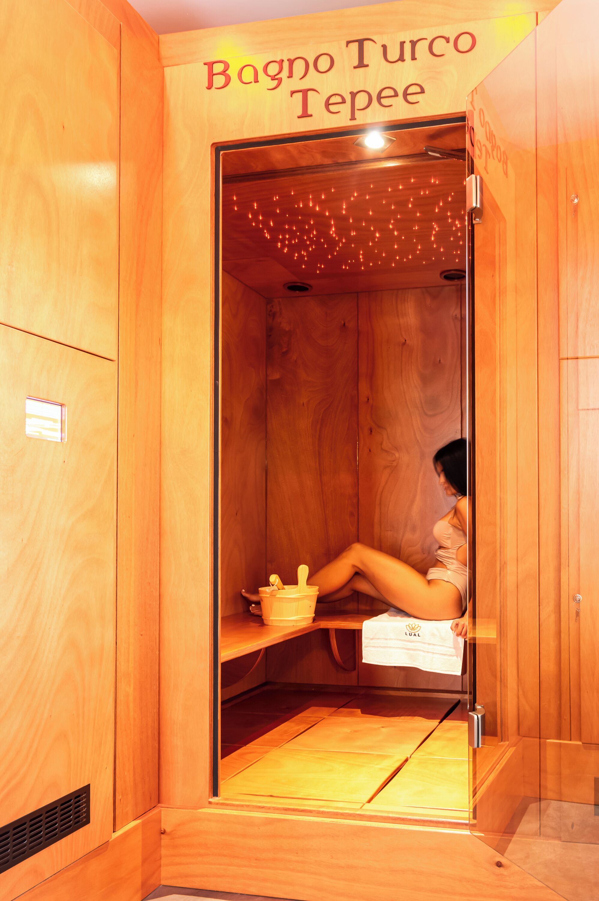 Una sauna de madera con un letrero que dice 'Bagno Turco Teppee'.