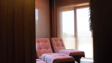 Sauna, hot tub, steam room, Turkish bath/hammam, body treatments