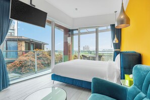 A modern bedroom with a large bed, a glass table, and a view of the city. - BoxDuoDuo (Wujie)