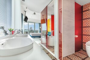 Kamar Deluks | Kamar mandi | Pengering rambut, sandal, handuk, dan sampo