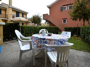 Outdoor dining - Stunning holiday house with swimming pool (Bibione)