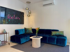 Smart TV - Palm Cove 2 bedroom new built with large heated spa (Palm Cove)