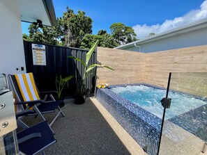 Pool - Palm Cove 2 bedroom new built with large heated spa (Palm Cove)