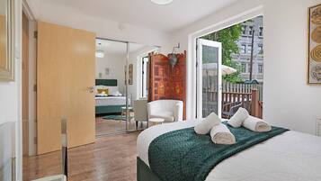 3 bedrooms, desk, iron/ironing board, travel cot