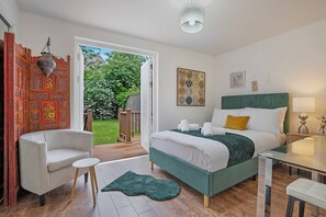 3 bedrooms, desk, iron/ironing board, travel crib