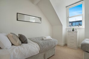 3 bedrooms, desk, iron/ironing board, travel crib