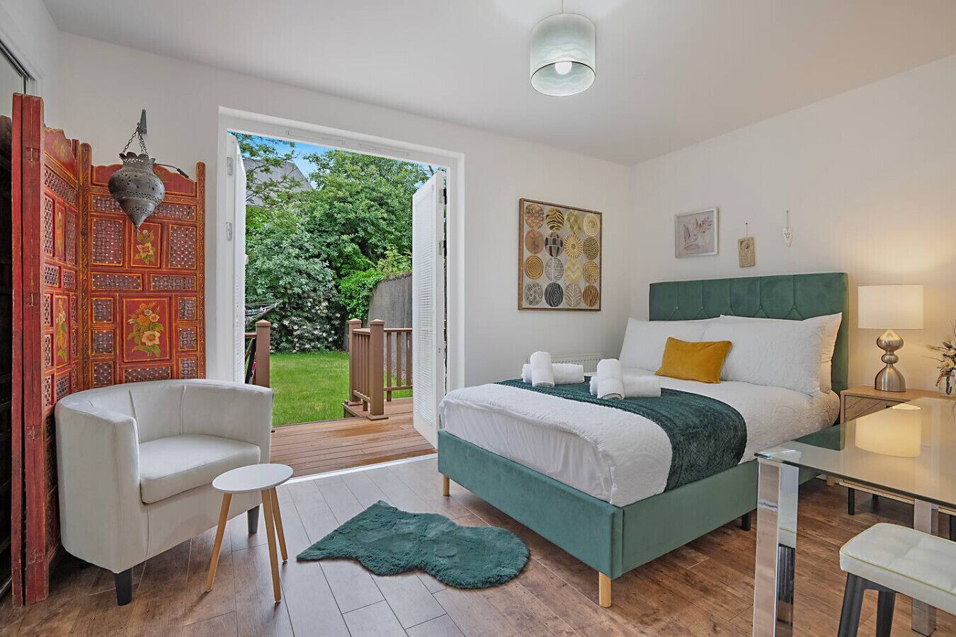 3 bedrooms, desk, iron/ironing board, travel cot