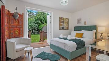 3 bedrooms, desk, iron/ironing board, travel cot