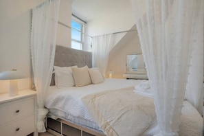3 bedrooms, desk, iron/ironing board, travel crib