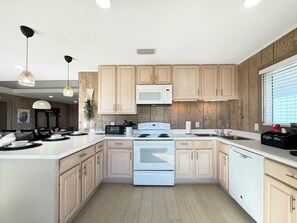 하우스, 침대(여러 개), 파티오, 바다 전망 (Blue Door Beach House) | 전용 주방 | 냉장고, 전자레인지, 오븐, 쿡탑