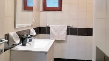 Dusche, Haartrockner, Bidet, Handtücher