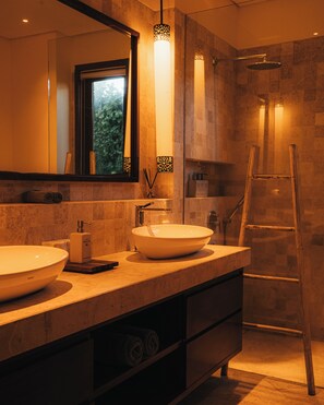 Doccia, vasca idromassaggio, asciugacapelli, bidet