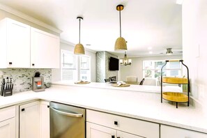 Fridge, microwave, oven, stovetop - Walk 2 Beach, Boardwalk & all Broadway attractions (Myrtle Beach)