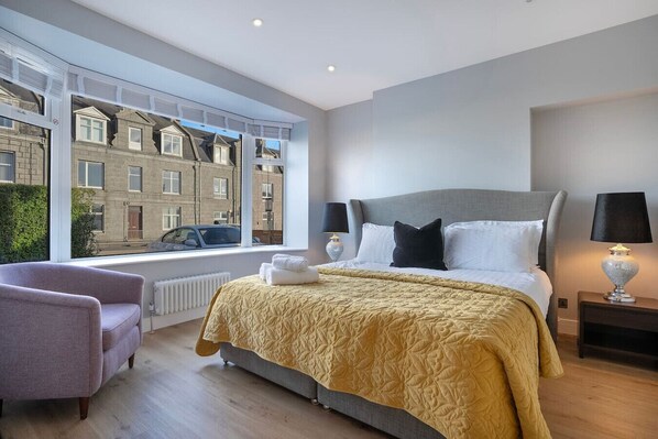 3 bedrooms, desk, iron/ironing board, travel cot