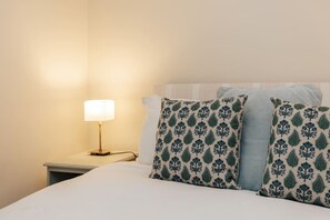 1 bedroom, iron/ironing board, free WiFi, bed sheets - Garden Lodge - pet friendly (Aston Tirrold)